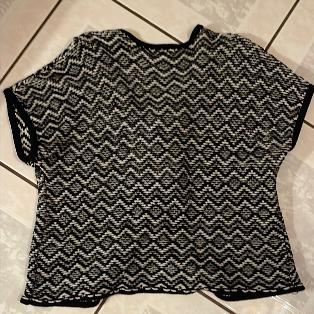 JW Style Black and White Knit Poncho - Picture 4 of 4